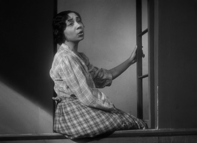 Etta Moten sings in the finale of Gold Diggers of 1933